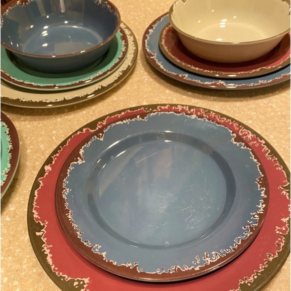 Non breakable dishes. 12 pieces. 4 place settings. Four colors. Summertime fun. - Picture 5 of 8